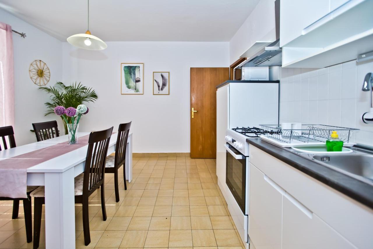 Apartments And Rooms Marija Hvar Town Exterior photo