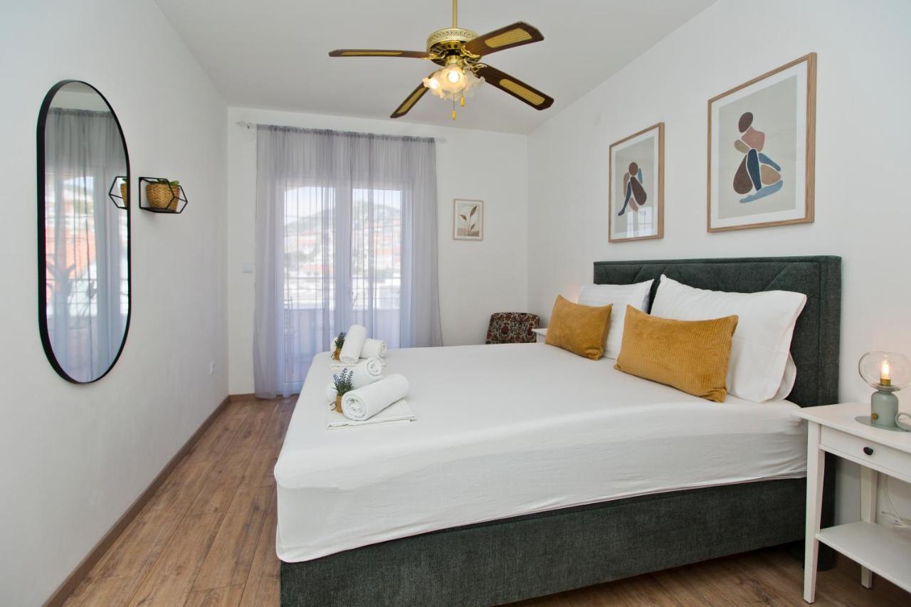 Apartments And Rooms Marija Hvar Town Exterior photo